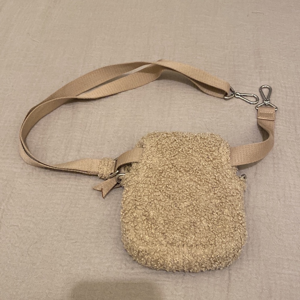 Vera Bradley Teddy Fleece Sherpa small convertible crossbody/ belt bag . - Picture 9 of 14
